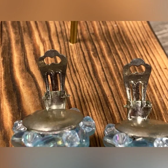 VINTAGE⚜️WEST GERMANY Light Blue Beaded Silver Tone  Cluster Clip On Earrings - Picture 11 of 11